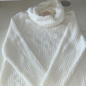 White turtle neck sweater